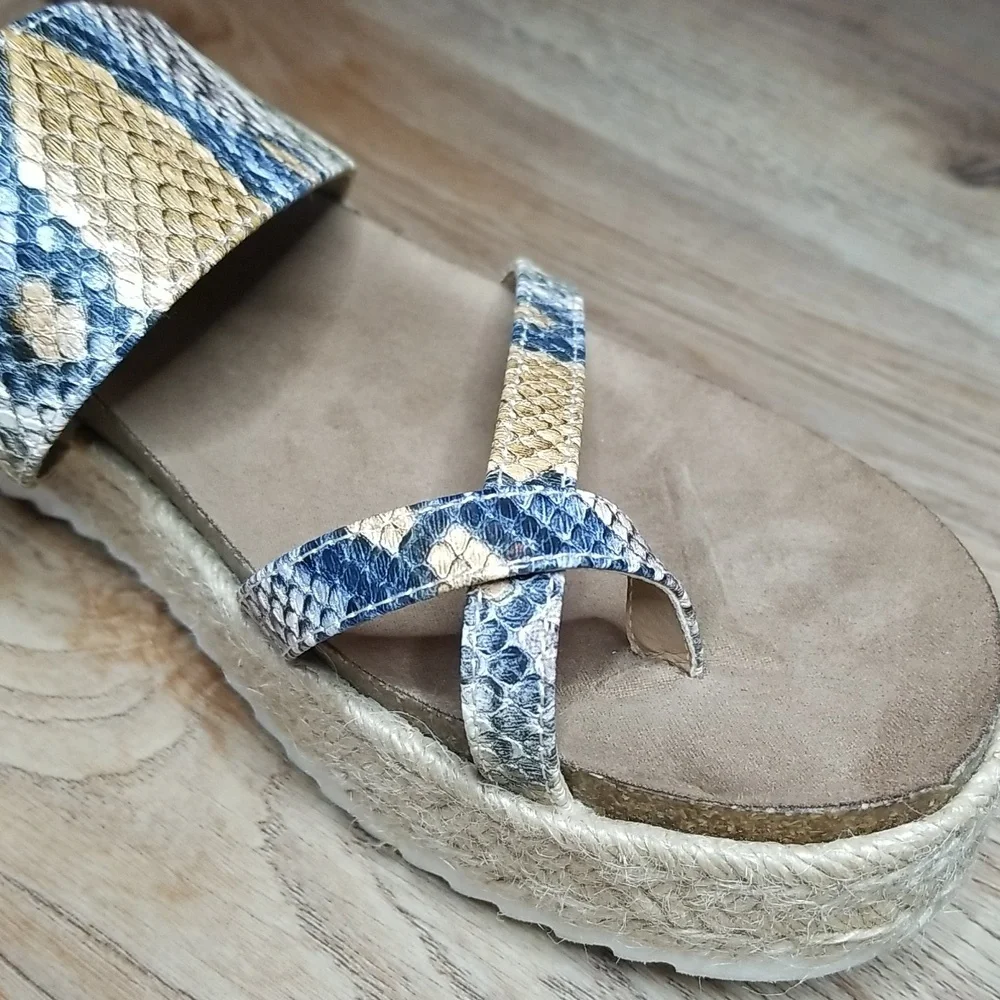 Madden Girl Womens Espradril Between The Toe Blue Cream Snake Print Sandals